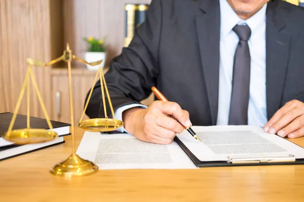 Advogado Juiz Leitura Documentos Mesa Tribunal Trabalhando Fundo Mesa Madeira — Fotografia de Stock