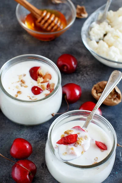 Kvašený Jogurt Kefírová Malých Lahvích Třešně Vlašskými Ořechy Zblízka — Stock fotografie