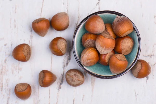 Hazelnoten Een Schaal Een Witte Armoedige Achtergrond Lege Kopieerruimte Voor — Stockfoto