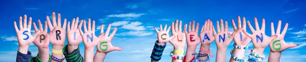 Παιδιά Χέρια Οικοδόμηση Πολύχρωμο Word Spring Καθαρισμός Μπλε Ουρανός Φόντο — Φωτογραφία Αρχείου