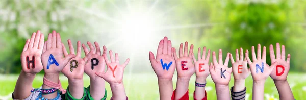 Kinderhände Bauen Buntes Wort Happy Weekend Grüne Graswiese Als Hintergrund — Stockfoto