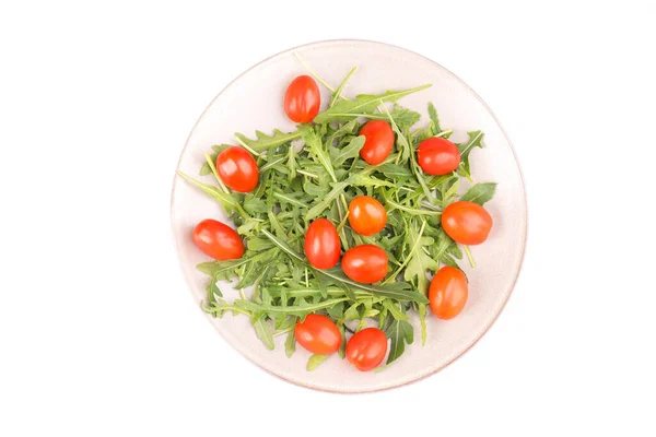 Sałatka Czerwonymi Pomidorami Wiśniowymi Świeżymi Liśćmi Rukoli Wyizolowanymi Białym Tle — Zdjęcie stockowe