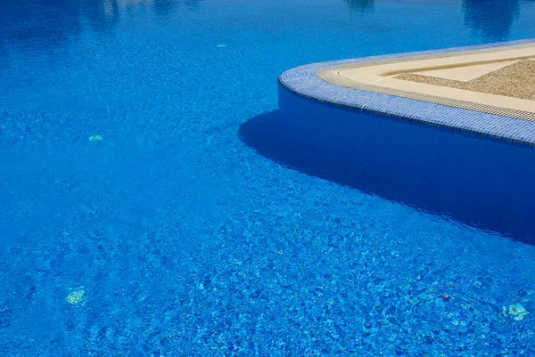 青い水と太陽の反射でプールを — ストック写真