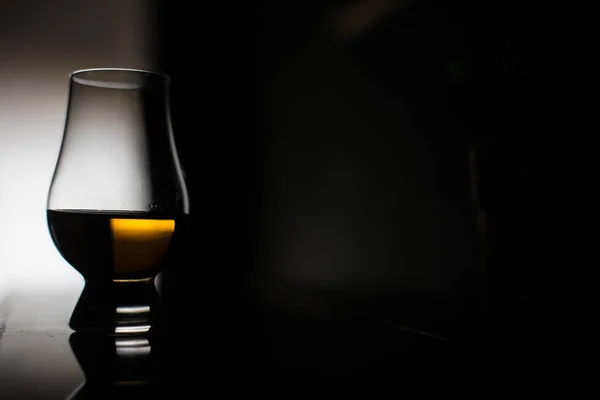 Vaso Whisky Con Una Vela Sobre Fondo Oscuro — Foto de Stock