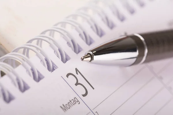 Primer Plano Calendario Con Una Pluma Sobre Fondo Blanco — Foto de Stock