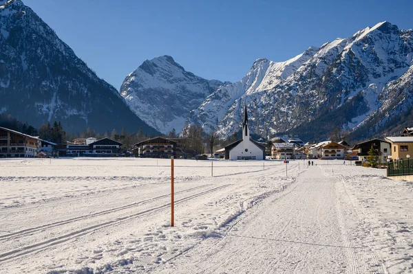 Sendero Esquí Fondo Través Del Pueblo Turístico Pertisau Tirol — Foto de Stock