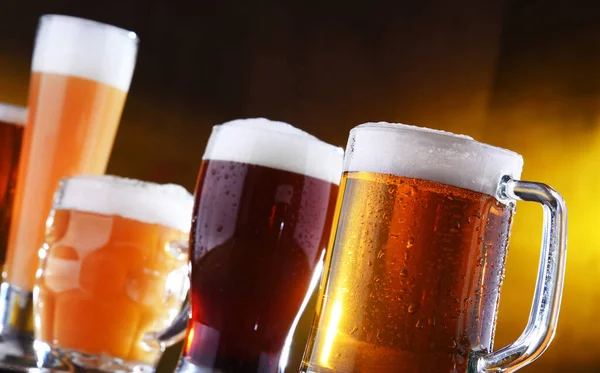 Composizione Con Cinque Bicchieri Birra — Foto Stock