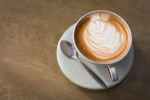 Hot Art Latte Coffee Dalam Cangkir Dan Laptop Atas Meja — Stok Foto