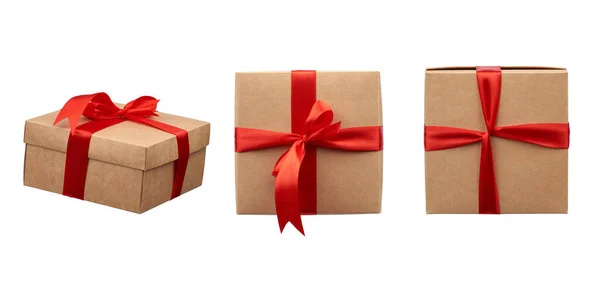 Kwadratowe Pudełko Owinięte Brązowy Papier Kraft Związane Jedwabną Czerwoną Wstążką — Zdjęcie stockowe