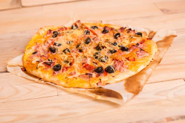 Pizza Mit Käse Und Tomaten Aus Nächster Nähe — Stockfoto