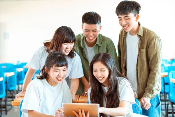 Sınıfta Tablet Kullanan Bir Grup Öğrenci — Stok fotoğraf
