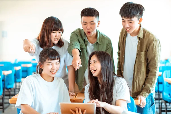 Group Students Using Tablet Room — Stock Photo, Image