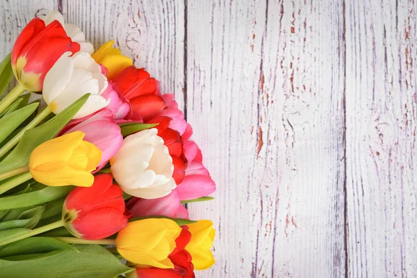 Kytice Čerstvých Jasných Pestrobarevných Tulipánů Bílých Dřevěných Deskách — Stock fotografie