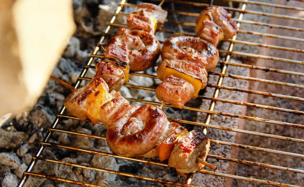 Vlees Worsten Spiesen Koken Een Grill Close — Stockfoto