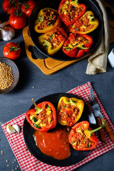 Bakad Aubergine Med Tomat Peppar Och Ost Selektivt Fokus — Stockfoto