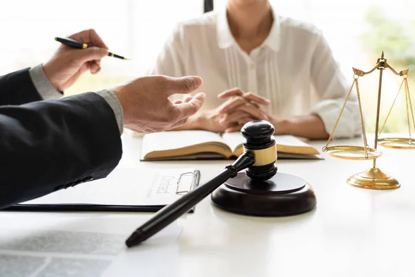 Zakenlieden Advocaten Die Aan Tafel Zitten Discussiëren Contractdocumenten Begrippen Recht — Stockfoto