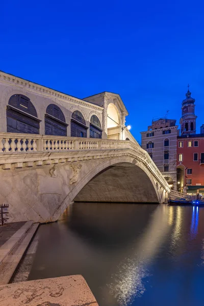 Φωτισμένη Γέφυρα Rialto Στη Βενετία Νύχτα — Φωτογραφία Αρχείου