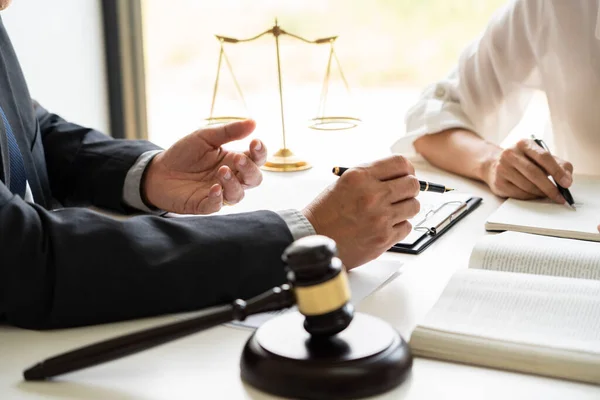 Zakenlieden Advocaten Die Aan Tafel Zitten Discussiëren Contractdocumenten Begrippen Recht — Stockfoto