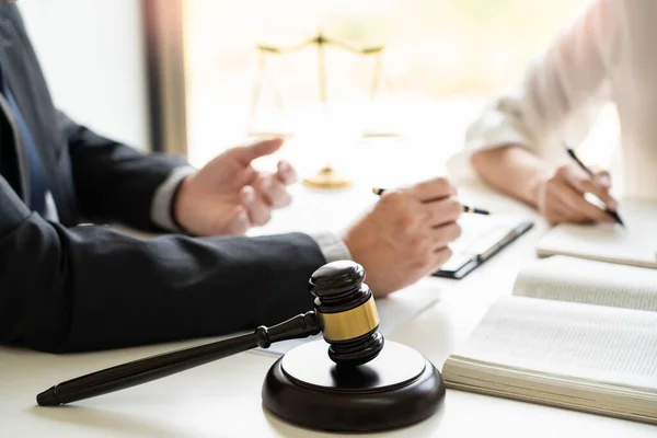 Geschäftsleute Und Anwälte Diskutieren Tisch Über Vertragspapiere Rechtskonzepte Beratung Rechtsberatung — Stockfoto