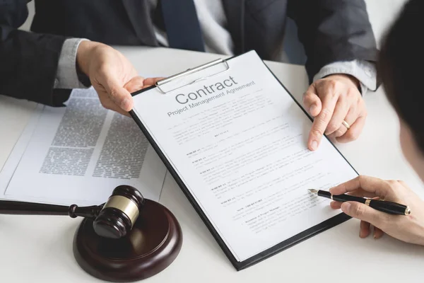 テーブルに座って契約書を議論するビジネスマンや弁護士 法律サービス 法律および判断の概念の概念 — ストック写真