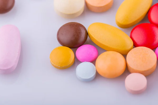 Pillen Und Tabletten Auf Weißem Hintergrund — Stockfoto
