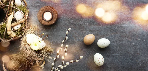 イースターはまだ灰色の旗石にパステルカラーの卵で生活しています 明るいボケで自然なイースターの装飾 テキストのためのスペース付きのトップビュー フラットレイアウト — ストック写真