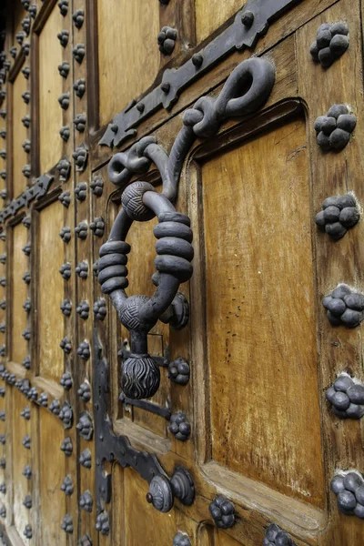 Staré Dřevěné Dveře Řetězem — Stock fotografie