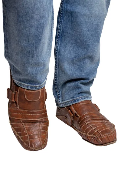 Pernas Masculinas Jeans Sapatos Castanhos Elegantes Mocassins Isolados Fundo Branco — Fotografia de Stock