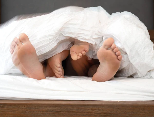 Beyaz Çarşafların Altında Bir Çiftin Ayaklarını Kapatmak Yatakta Seks Kucaklaşması — Stok fotoğraf