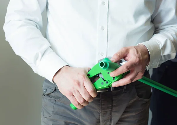 Homem Segurando Carro Brinquedo Verde — Fotografia de Stock