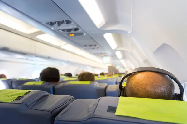 Mujer Sentada Aeropuerto Mirando Avión — Foto de Stock