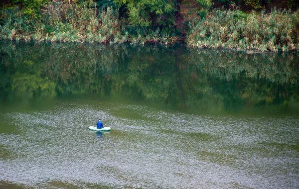 一个人在河岸上钓鱼 — 图库照片