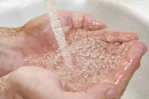 Händer Tvätta Vattnet Badrummet — Stockfoto