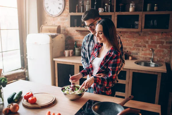 Liebes Paar Kochen Der Küche Gemüsesalatzubereitung Frische Kost Mann Und — Stockfoto