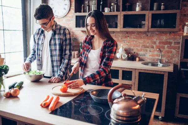 妻子和丈夫在厨房里用碗煮新鲜蔬菜沙拉 膳食食品准备 夫妻准备浪漫的晚餐 健康的生活方式 — 图库照片