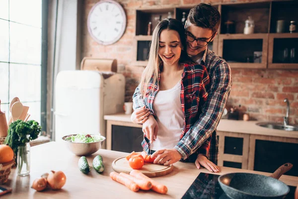 Couple Hugs While Cooking Fresh Vegetable Salad Bowl Kitchen Diet — Stock Photo, Image