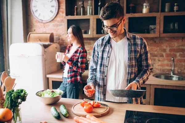 丈夫拥抱妻子 而妻子则在厨房里用碗煮新鲜蔬菜沙拉 膳食食品准备 夫妻准备浪漫的晚餐 健康的生活方式 — 图库照片
