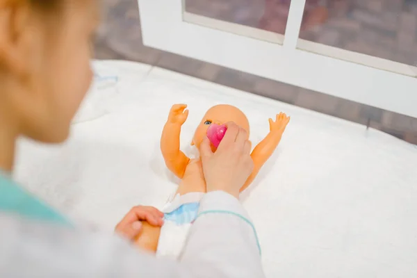 Niña Uniforme Alimentando Muñeco Juguete Jugando Médico Sala Juegos Niño —  Fotos de Stock