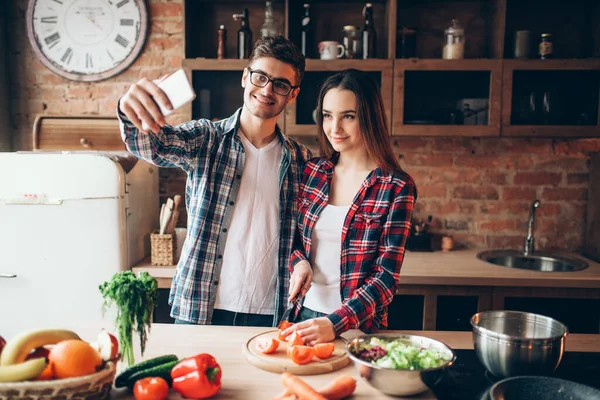 Mann Und Frau Machen Selfie Der Küche Glückliche Paarbeziehung Familie — Stockfoto