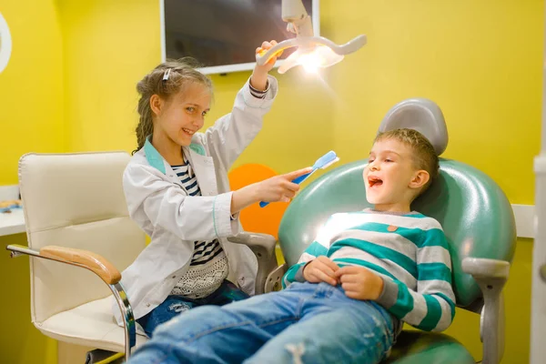 Petite Fille Uniforme Jouant Dentiste Docteur Salle Jeux Enfants Joue — Photo