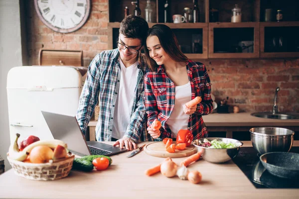 Glückliches Paar Betrachtet Ein Rezept Laptop Gemüsesalat Kocht Der Küche — Stockfoto