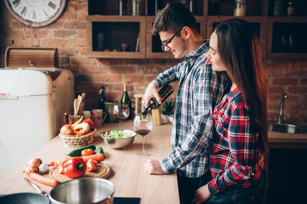 Ehemann Gießt Wein Ins Glas Familie Kocht Gemeinsam Romantisches Abendessen — Stockfoto