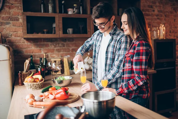 Ehemann Gießt Frischen Fruchtsaft Ein Glas Familie Kocht Romantisches Abendessen — Stockfoto