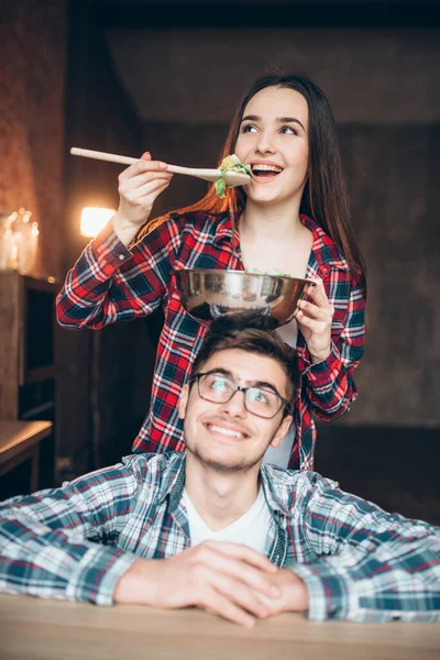 Glückliches Paar Das Gemeinsam Gemüsesalat Kocht Romantisches Abendessen Zubereitet Familie — Stockfoto