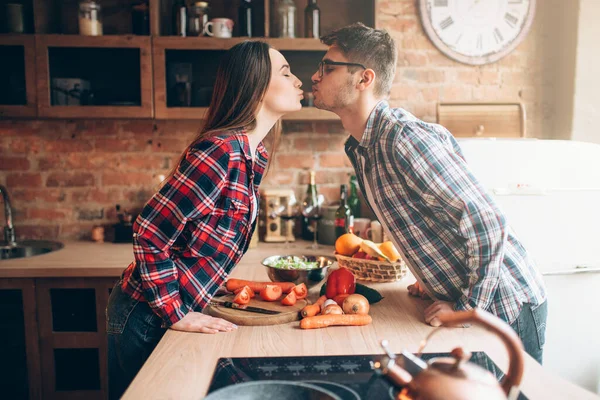 Счастливая Пара Целуется Время Подготовки Романтического Ужина Овощной Салат Семья — стоковое фото