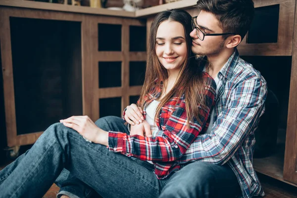 Amor Casal Sentado Chão Cozinha Abraços Após Jantar Romântico Jovens — Fotografia de Stock
