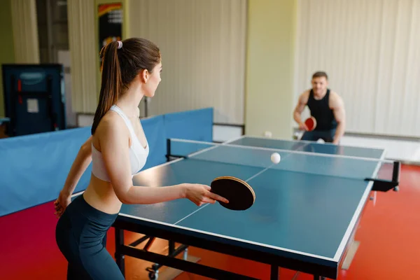 Mężczyzna Kobieta Grając Ping Pong Pomieszczeniu Para Odzieży Sportowej Trzyma — Zdjęcie stockowe