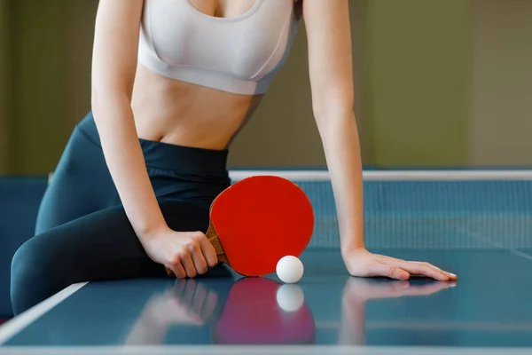 Mujer Con Raqueta Pelota Posa Mesa Ping Pong Interior Persona — Foto de Stock