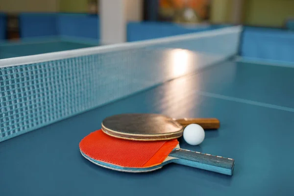 Dos Paletas Ping Pong Mesa Con Red Nadie Vista Cerca —  Fotos de Stock
