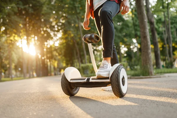 Joven Hombre Cabalgando Giroboard Parque Verano Recreación Aire Libre Con —  Fotos de Stock